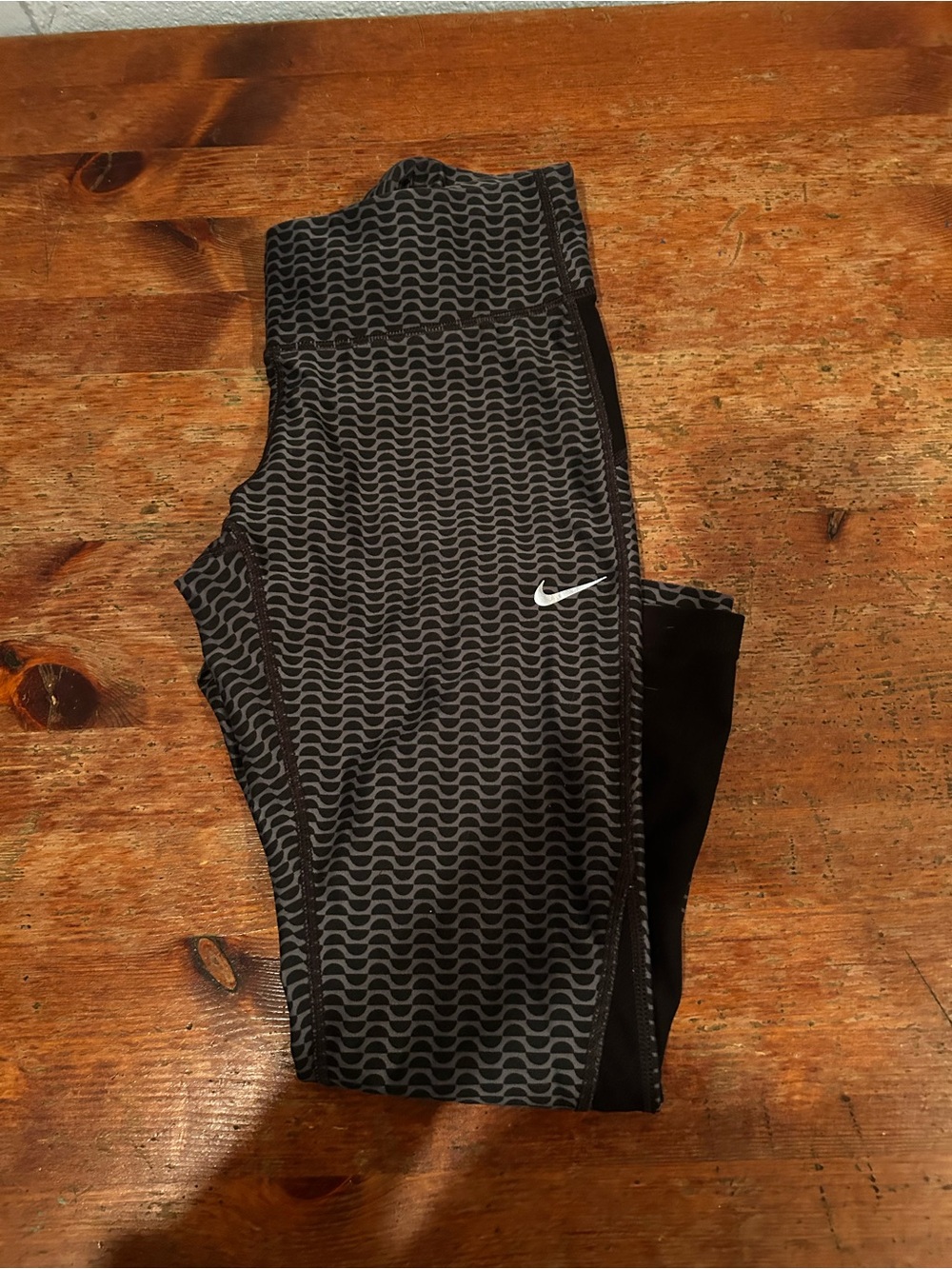 Nike Black & Gray Wave-Pattern Performance Leggings